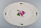 Kolossalt antikt Meissen serveringsfad i håndmalet porcelæn med lyserøde roser. 
Tidligt 1900-tallet.
