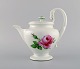 Antique Meissen teapot in hand-painted porcelain with pink roses. Early 20th 
century.

