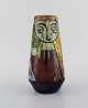 Michael Andersen, Bornholm. Vase i glaseret keramik med unge piger og fugle. 
Smuk krakkeleret glasur. 1950
