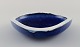 Vicke Lindstrand for Upsala-Ekeby. Skål i glaseret keramik. Smuk glasur i blå 
nuancer. 1950