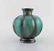 St. Erik, Upsala. Art deco vase i glaseret keramik. Sjælden form og smuk glasur 
i grønne nuancer. 1920