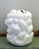 Christina Muff, dansk samtidskeramiker (f. 1971). Stor unika skulpturel vase i 
cremehvidt stentøjsler med porcelænsbemaling.
Vasen er som udgangspunkt glaseret med hvid glasur, herefter er
der påført lysegrøn krystalglasur på alle toppe og strandsand.