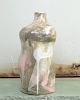 Christina Muff, dansk samtidskeramiker (f. 1971). Flaskeformet skulpturel vase i 
mørkt stentøjsler med begitning i rosa, hvide og mørke farver. Vasen er 
håndlavet og leret er malet på i hånden med store penselsstrøg.