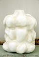 Christina Muff, dansk samtidskeramiker (f. 1971). Stor unika Skulpturel vase i 
hvidt stentøjsler med flaskehals. Dækket af cremehvid glasur med glasurløbere i 
varme gyldne toner.