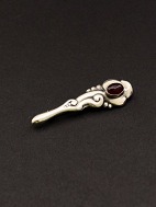 830 sølv stav 6 cm. broche med cabochon sleben granat