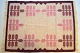 Svensk tekstildesigner. Håndvævet RÖLAKAN tæppe med geometriske felter i lilla, 
lyserøde og creme nuancer. Midt 1900-tallet.
