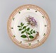 Royal Copenhagen flora danica dyb tallerken i porcelæn med håndmalede blomster 
og gulddekoration. 
