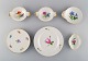 En samling håndmalet Meissen porcelæn. Tidligt 1900-tallet. Bestående af 
bordskåner, tallerken og tre små skåle / fade.