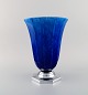 Paul Milet for Sevres, Frankrig. Stor art deco vase i glaseret keramik med fod i 
rustfrit stål. Smuk glasur i blå nuancer. 1930
