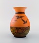 Ipsens enke, Danmark. Vase med havmåger i håndmalet glaseret keramik. 
Modelnummer 476. Ca. 1920.
