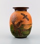 Ipsens enke, Danmark. Vase i håndmalet glaseret keramik. Landskab med fugle. 
Modelnummer 477. Ca. 1920.
