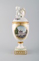 Antique Royal Copenhagen lidded trophy in hand-painted porcelain with a motif of 
Fredensborg castle. Late 19th century.
