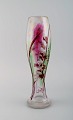 Tidlig Emile Gallé vase i matteret kunstglas med grønt og lyserødt overfang 
udskåret med motiver i form af bladværk. Sent 1800-tallet.
