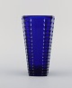 Skandinavisk glaskunstner. Vase i blåt kunstglas. 1960/70