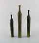 Bruno Gambone (f. 1936), Italien. Tre slanke unika vaser i glaseret keramik. 
Smuk olivengrøn glasur med sorte nuancer. 1970