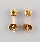Swedish jeweler. A pair of classic ear studs in 18 carat gold adorned with 
semi-precious stones. Mid-20th century.
