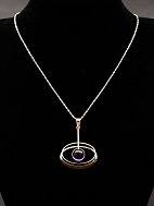 14 karat guld halskæde 42,5 cm. med ovalt vedhæng 2,8 x 2 cm. med ametyst