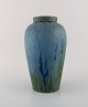 Denbac, Frankrig. Vase i glaseret keramik. Smuk glasur i blå nuancer. 1940