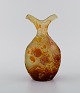Antik Emile Gallé vase i matteret kunstglas med overfang af ravfarvet kunstglas 
udskåret med motiver i form af bær og bladværk. Museumskvalitet, 1890