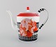Hermès kaffekande i porcelæn med røde blomster og sort/hvid mønstret dekoration. 
1980erne.
