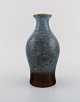 Carl Harry Stålhane for Rörstrand. Vase i glaseret keramik. Smuk spættet glasur 
i blågrå og brune nuancer. Midt 1900-tallet.
