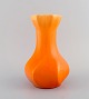 Tidlig Rörstrand vase i glaseret fajance. Smuk glasur i lyse orange nuancer. Ca. 
1920.  
