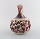 Sven Hofverberg (1923-1998), Sverige. Unika vase i glaseret keramik.  Smuk 
glasur i lyse og rødviolette nuancer. 1970/80´erne.
