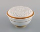 Gianni Versace for Rosenthal. White Baroque lågskål i keramik og porcelæn med 
bladværk i relief og gulddekoration. Sent 1900-tallet. 
