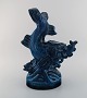 Knud Kyhn (1880-1969) for Royal Copenhagen. Meget stor unika skulptur af 
glaseret stentøj i form af fisk. Smuk glasur i blå nuancer. Dateret 1956.

