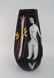 Marcello Fantoni (f.1915), Italien. Stor gulvvase i håndmalet glaseret keramik 
med nøgne kvinder. 1960