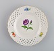 Meissen tallerken i gennembrudt porcelæn med håndmalede blomster og 
gulddekoration. 1900-tallet.
