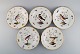 Fem antikke Meissen middagstallerkener i håndmalet porcelæn med fugle, blomster, 
insekter og gulddekoration. 1800-tallet.
