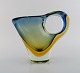 Stor skulpturel Murano vase / kande i mundblæst kunstglas. Blå og gule nuancer. 
Italiensk design, 1960/70