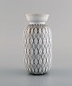 Stig Lindberg for Gustavsberg. Filigran vase i glaseret keramik med håndmalet 
geometrisk dekoration. Midt 1900-tallet.  

