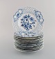 Tolv antikke Meissen "Løgmønstret" frokosttallerkener i håndmalet gennembrudt 
porcelæn. Tidligt 1900-tallet.
