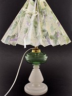 Opaline olie lampe med grøn beholde forandret til el. 19. årh. <BR>
<BR>
