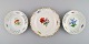 Tre antikke Meissen talllerkener i håndmalet porcelæn med blomstermotiver. 
1800-tallet.
