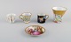 Limoges, Frankrig. Tre mokkakopper, fad/skål og vase i håndmalet porcelæn med 
blomster og gulddekoration. 1900-tallet. 
