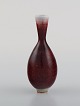 Berndt Friberg (1899-1981) for Gustavsberg Studiohand. Vase i glaseret stentøj. 
Smuk glasur i dybe røde nuancer. Midt 1900-tallet.
