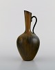 Gunnar Nylund for Rörstrand. Vase med hank i glaseret stentøj. Smuk glasur i 
lyse brune nuancer. Midt 1900-tallet.
