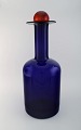 Otto Brauer for Holmegaard. Stor vase/flaske i blåt kunstglas med rød kugle. 
1960