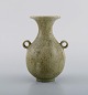 Arne Bang (1901-1983), Danmark. Vase i glaseret keramik. Smuk  glasur i lyse 
jordnuancer. Sjælden form. 1940/50