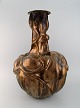 Christina Muff, dansk samtidskeramiker (f.1971). 
Monumental unika vase af stentøjsler. Skulpturen er glaseret med bronze og 
matsorte glasurer, den har et mønster af blomsterspirer. Denne vase er en del af 
