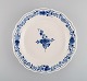Round Meissen Neuer Ausschnitt serving dish in hand-painted porcelain with 
floral decoration. Approx. 1900.

