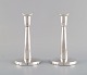 Tore Eldh, Swedish silversmith. A pair of modernist candlesticks in silver. 
Mid-20th century.
