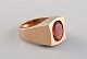 Scandinavian jeweler. Modernist ring in 14 carat gold adorned with red garnet. 
Mid-20th century.
