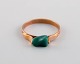 Danish jeweler. Modernist ring in 14 carat gold with green jade. Mid-20th 
century.
