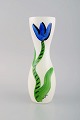 Ulrica Hydman Vallien for Kosta Boda. Vase i mundblæst kunstglas med håndmalede 
blomster. 1980