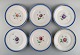 Seks antikke Royal Copenhagen tallerkener i håndmalet porcelæn med blomster og 
blå kant med guld. Modelnummer 592/9051. Sent 1800-tallet. 
