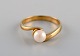 Danish jeweler. Vintage ring in 8 carat gold adorned with cultured pearl. 
Mid-20th century.

